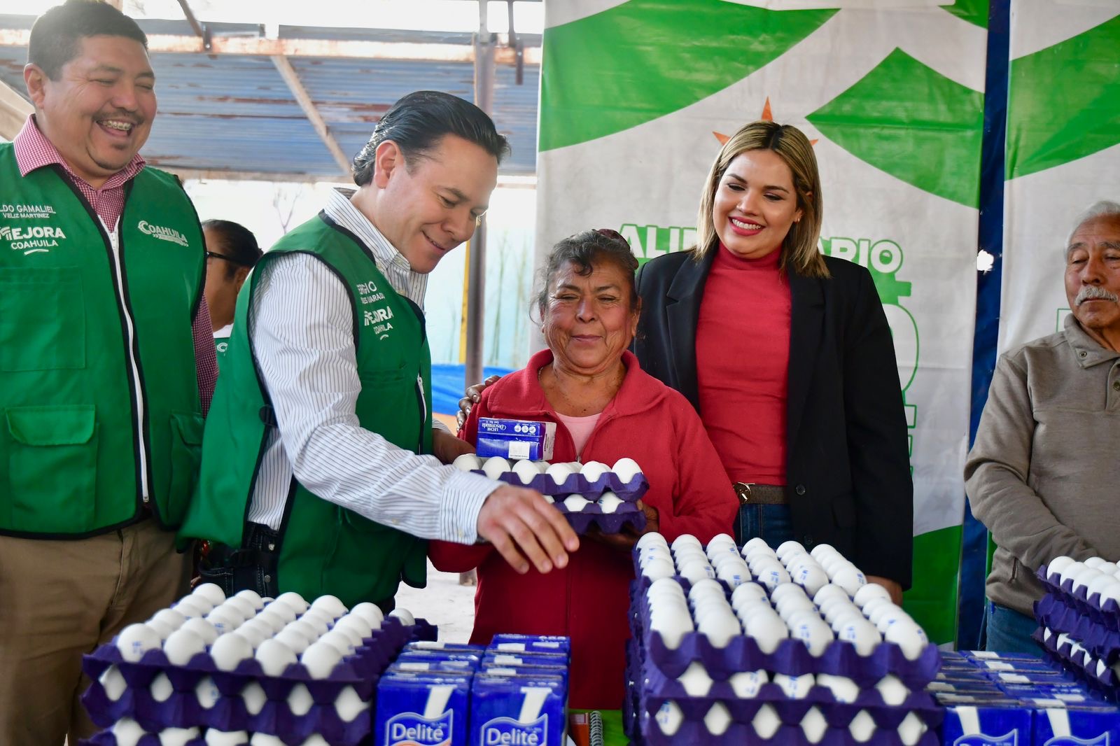 MEJORA COAHUILA ENTREGA HUEVO Y LECHE EN CASTAÑOS