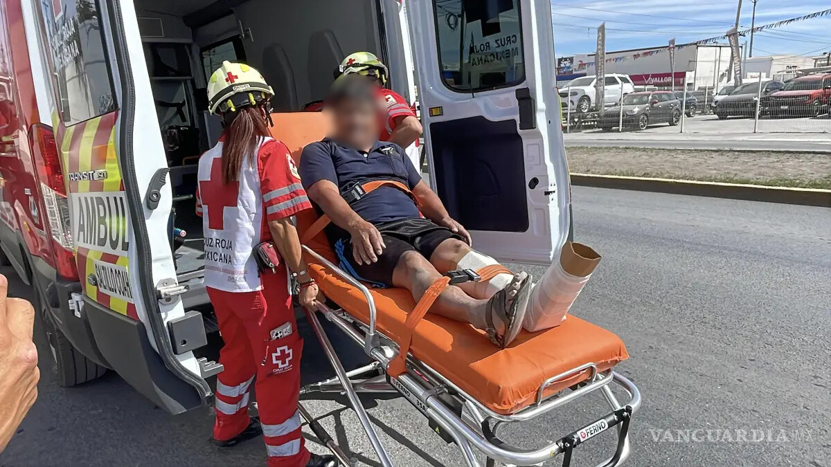 Derrapa motociclista y se fractura el tobillo