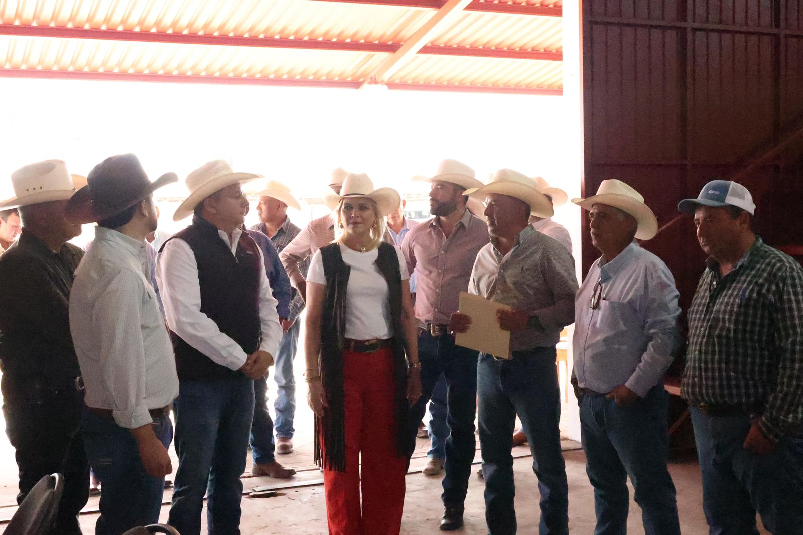 Entregan Laura Jiménez y Polo Guajardo equipamiento a productores en Muzquiz
