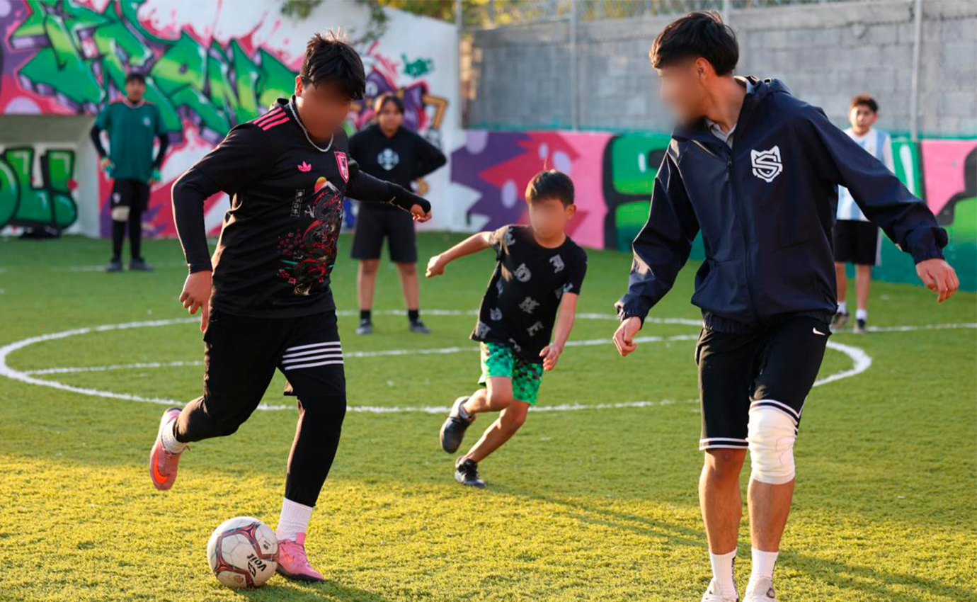 Niñas y niños conviven con jugadores de Saltillo Soccer en la Plaza El Minero