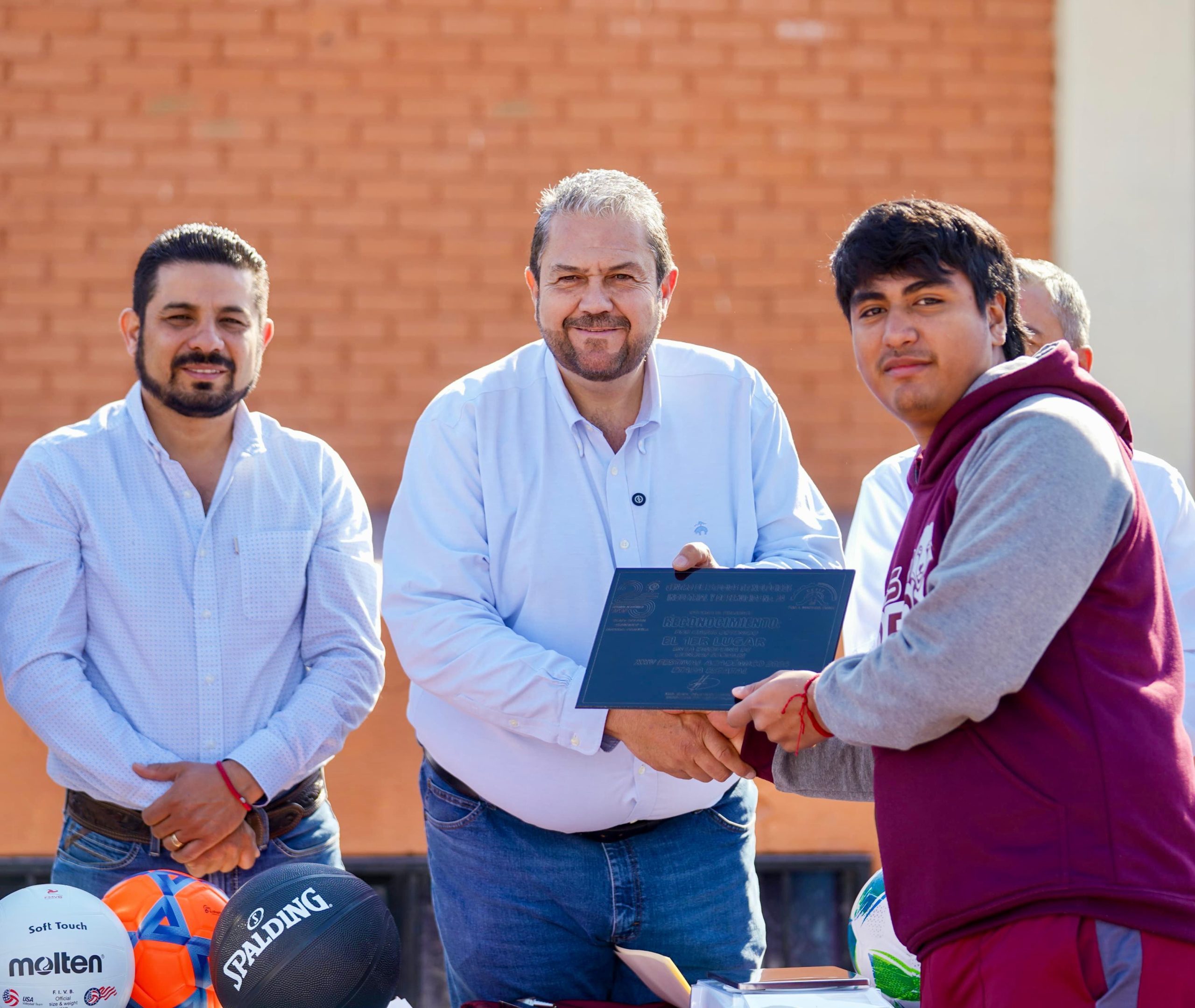 Entrega Ramos apoyos educativos al CETIS 60