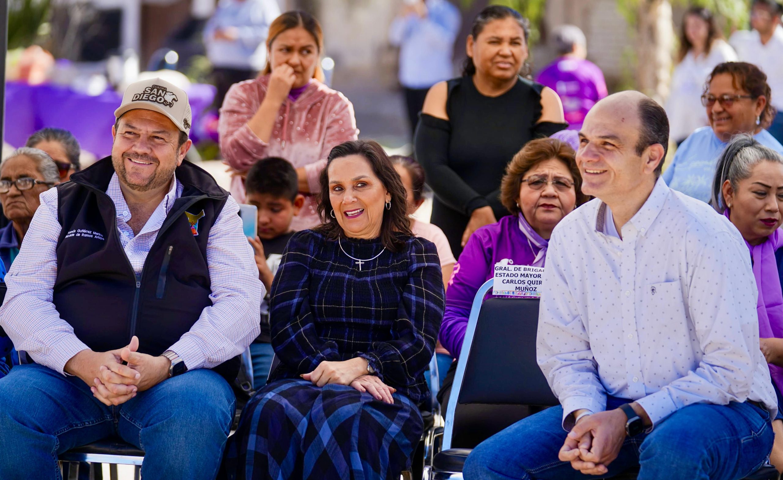 Develan letrero de bienvenida en la Comunidad Santa María