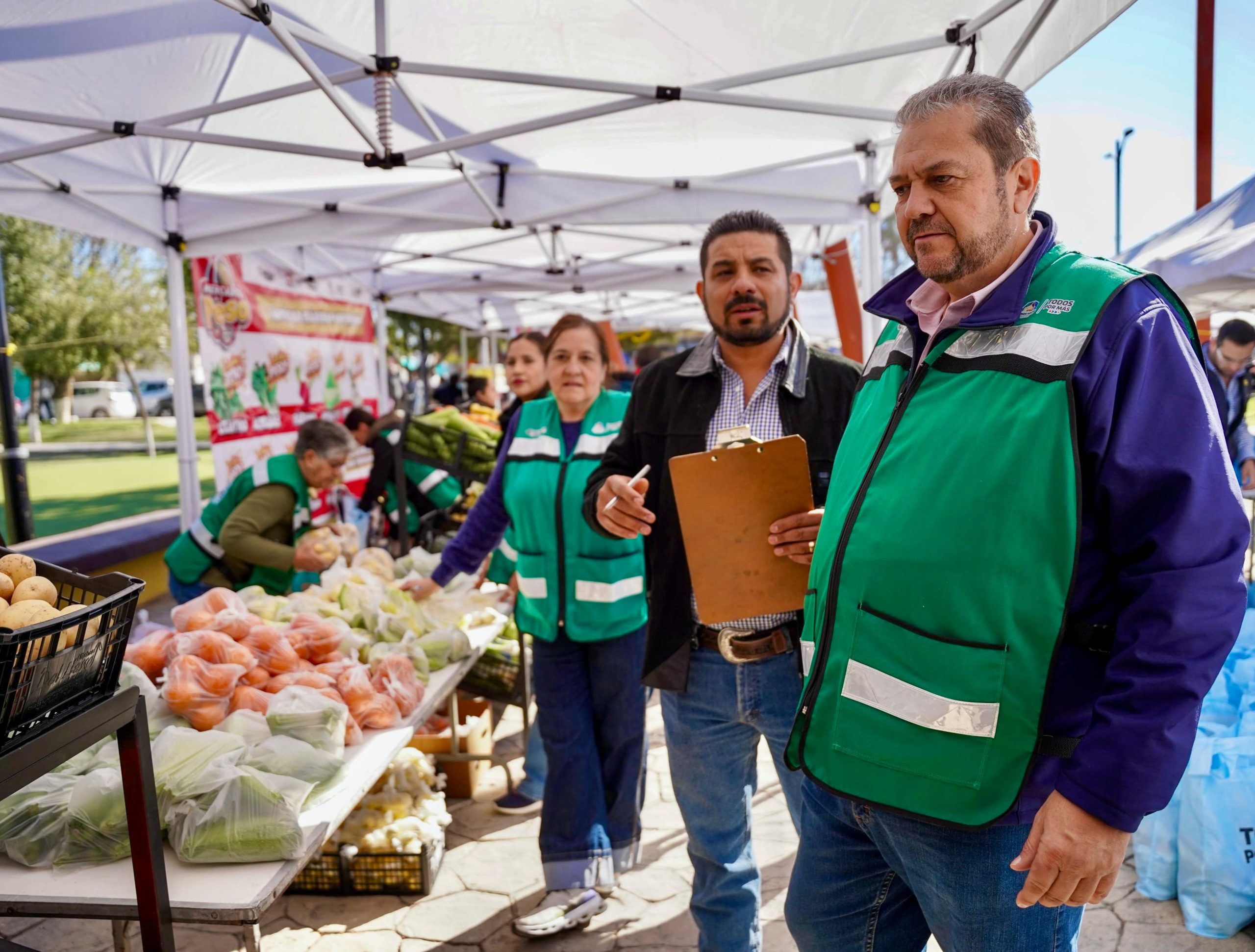 Se benefician miles con el Mercadito de a Peso