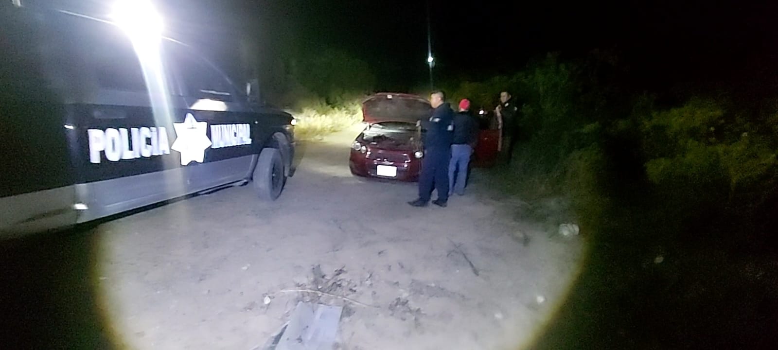 Rescatan auto al borde de barranco
