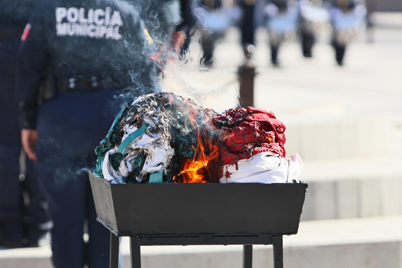 Despide Sabinas a su Bandera con honores