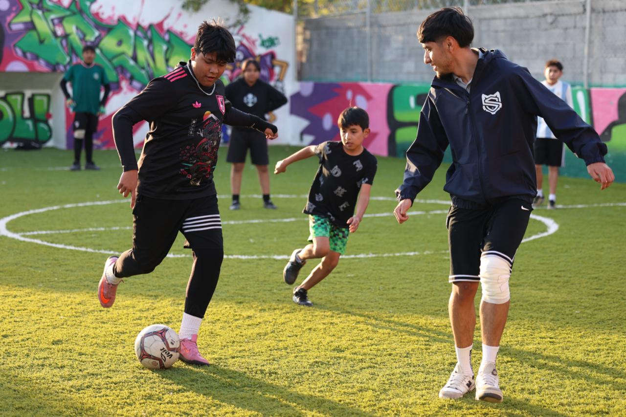Se echan cascarita niños y Jugadores del Saltillo Soccer