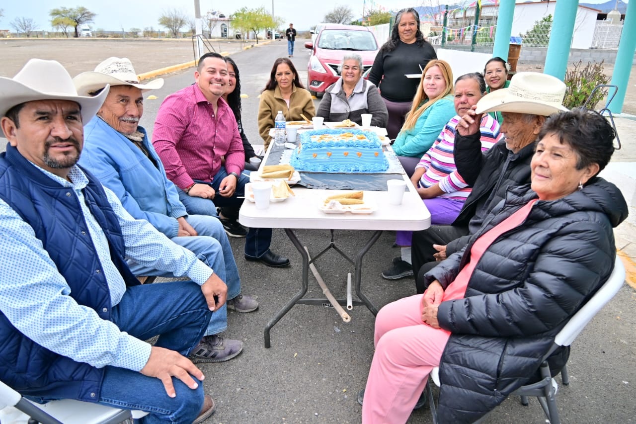 Conviven Javier y familias por la tamaliza del día de La Candelaria