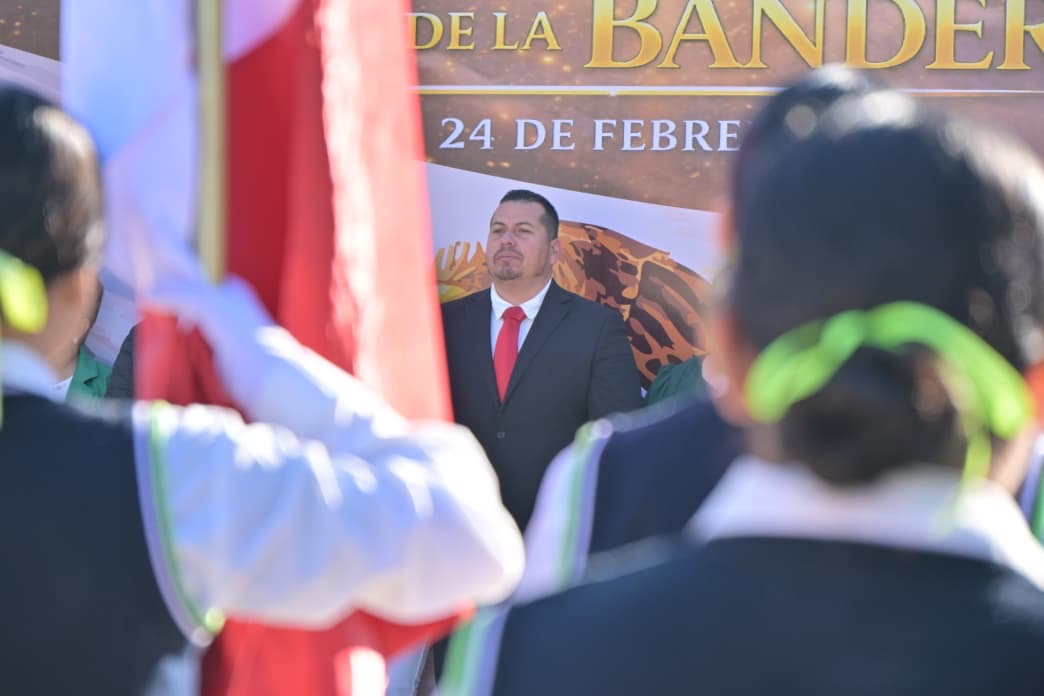 HONRAN EN SAN BUENA A LA BANDERA DE MÉXICO
