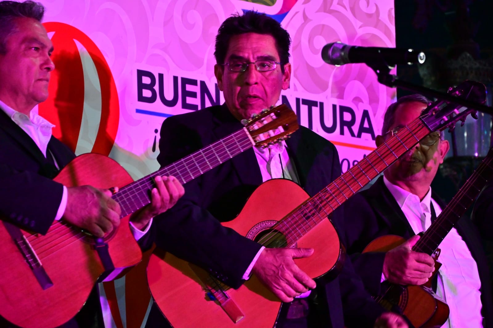 Vibra Plaza de San Buena con Serenata para los Enamorados