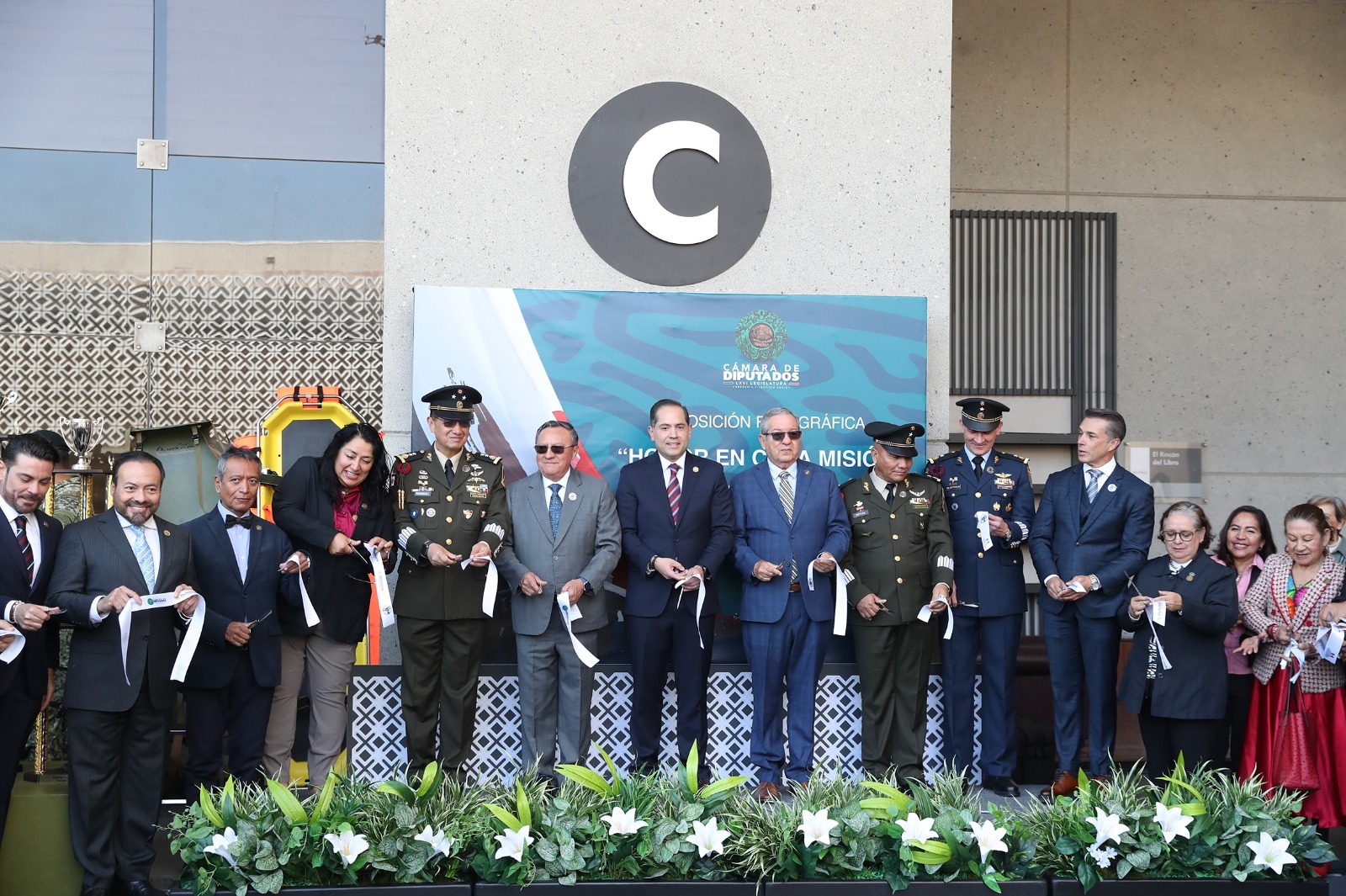 Abren en San Lázaro la exposición fotográfica: “Honor en cada misión”, para conmemorar los 111 años de la Fuerza Aérea Mexicana