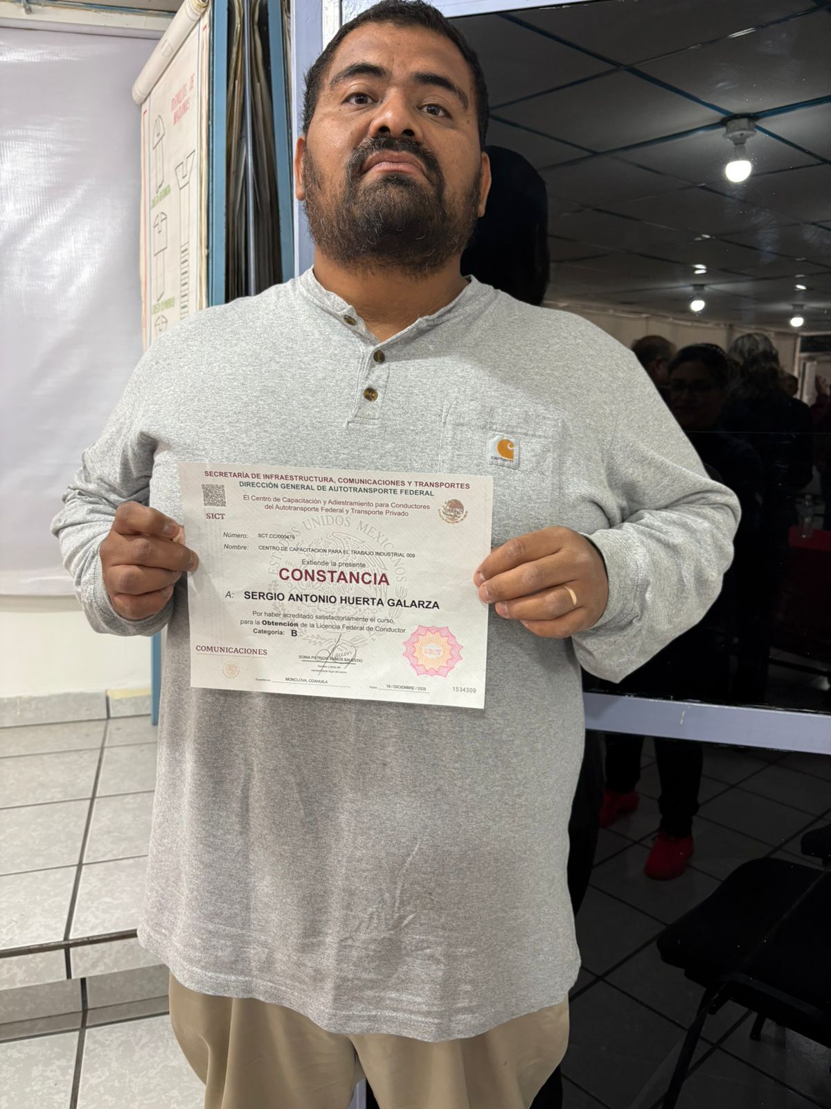 Se gradúa de trailero tras ser deportado