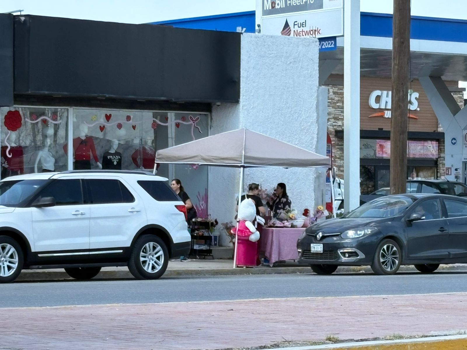 Convierten sus casas en puestos de San Valentín