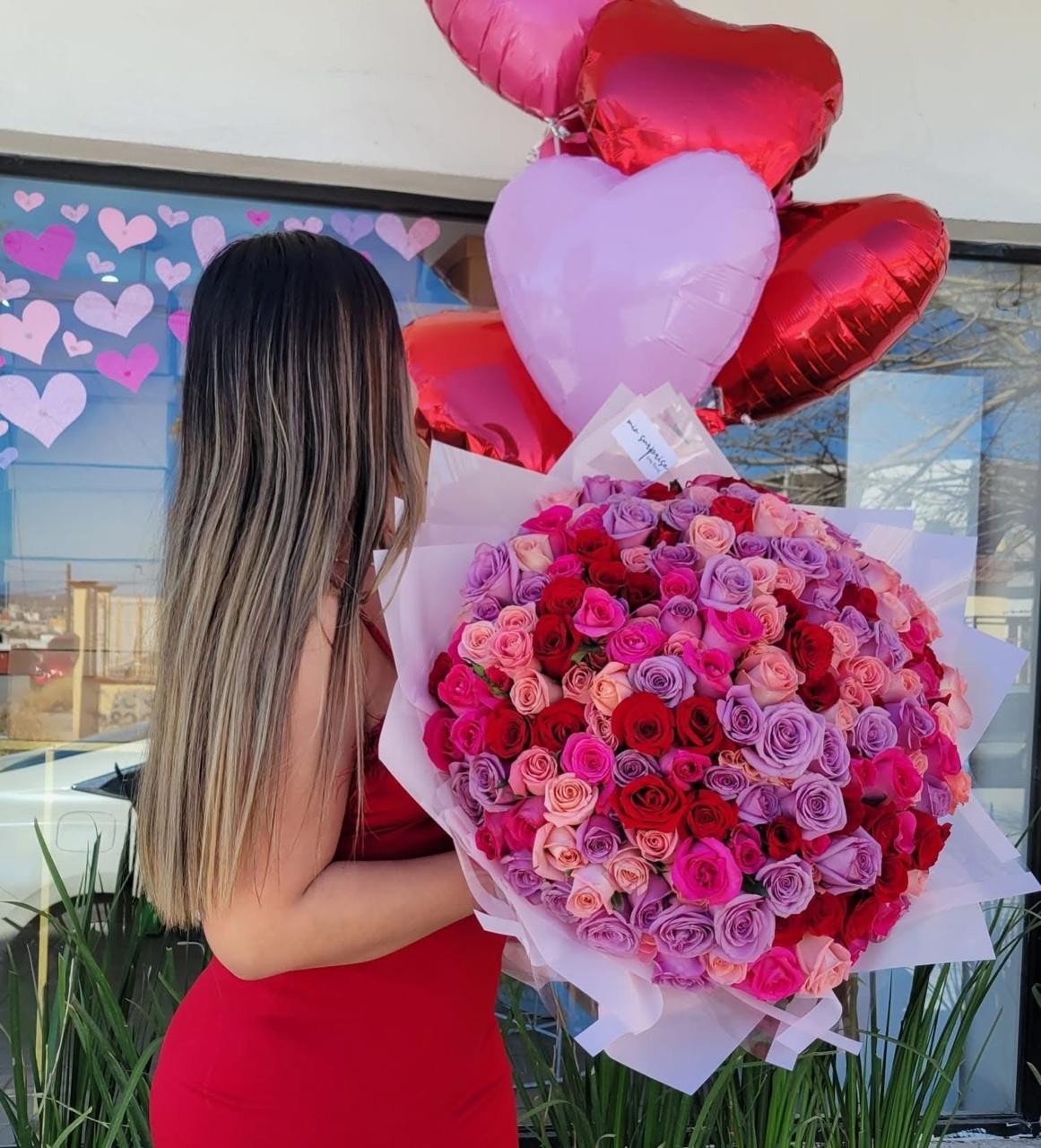Regalarán rosas y… cupones para cirugías