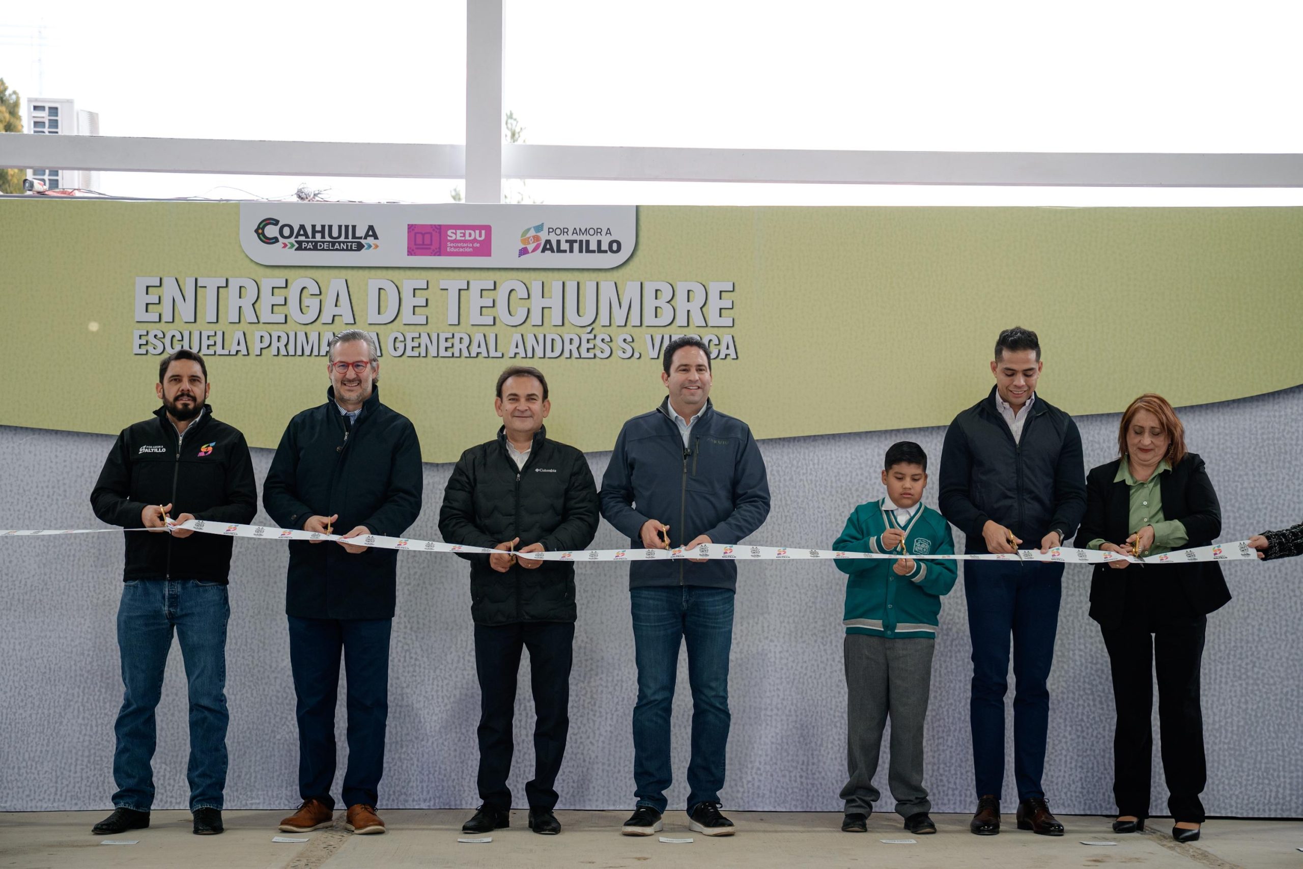 Entrega Javier Díaz techumbre en escuela al sur de Saltillo
