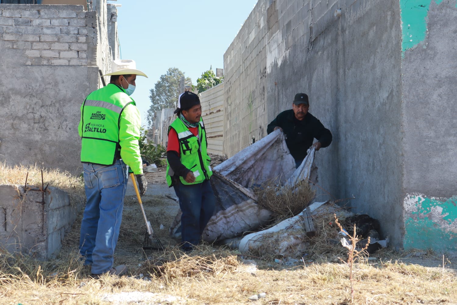 Va con todo Javier Díaz en limpieza de callejones de la Guerrero
