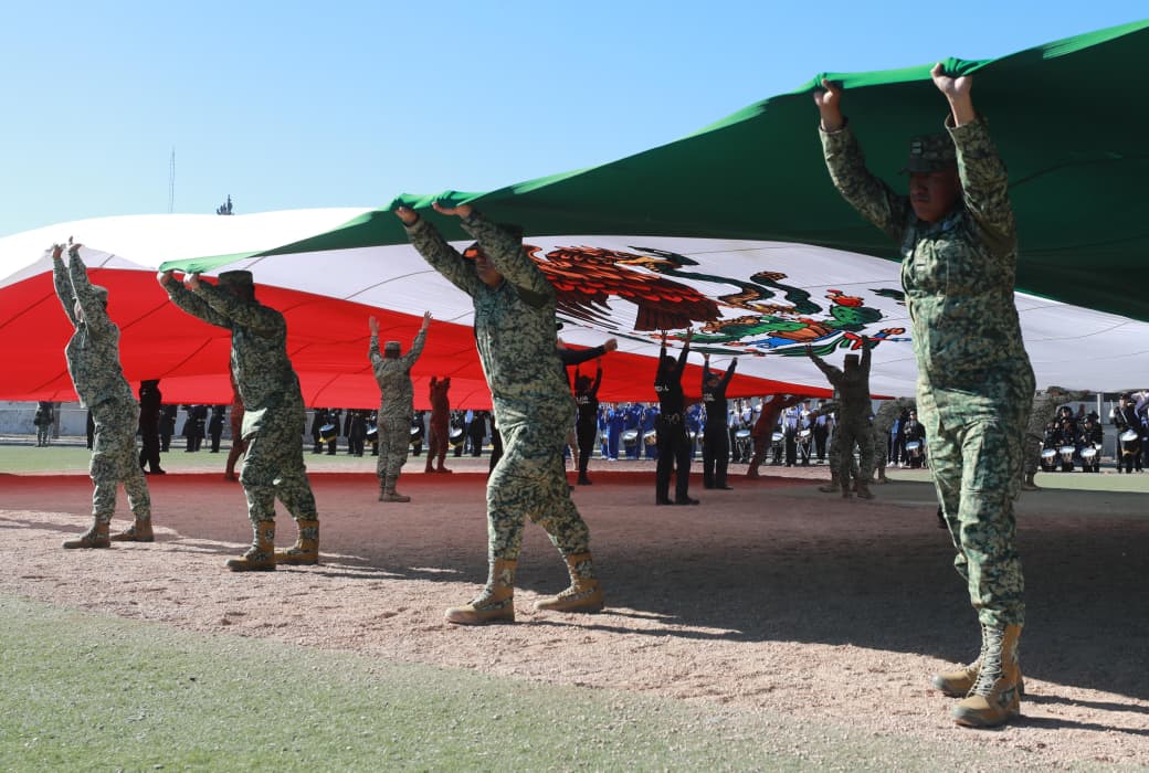 Disfruta Saltillo de despliegue de Bandera Monumental y exhibición de escoltas