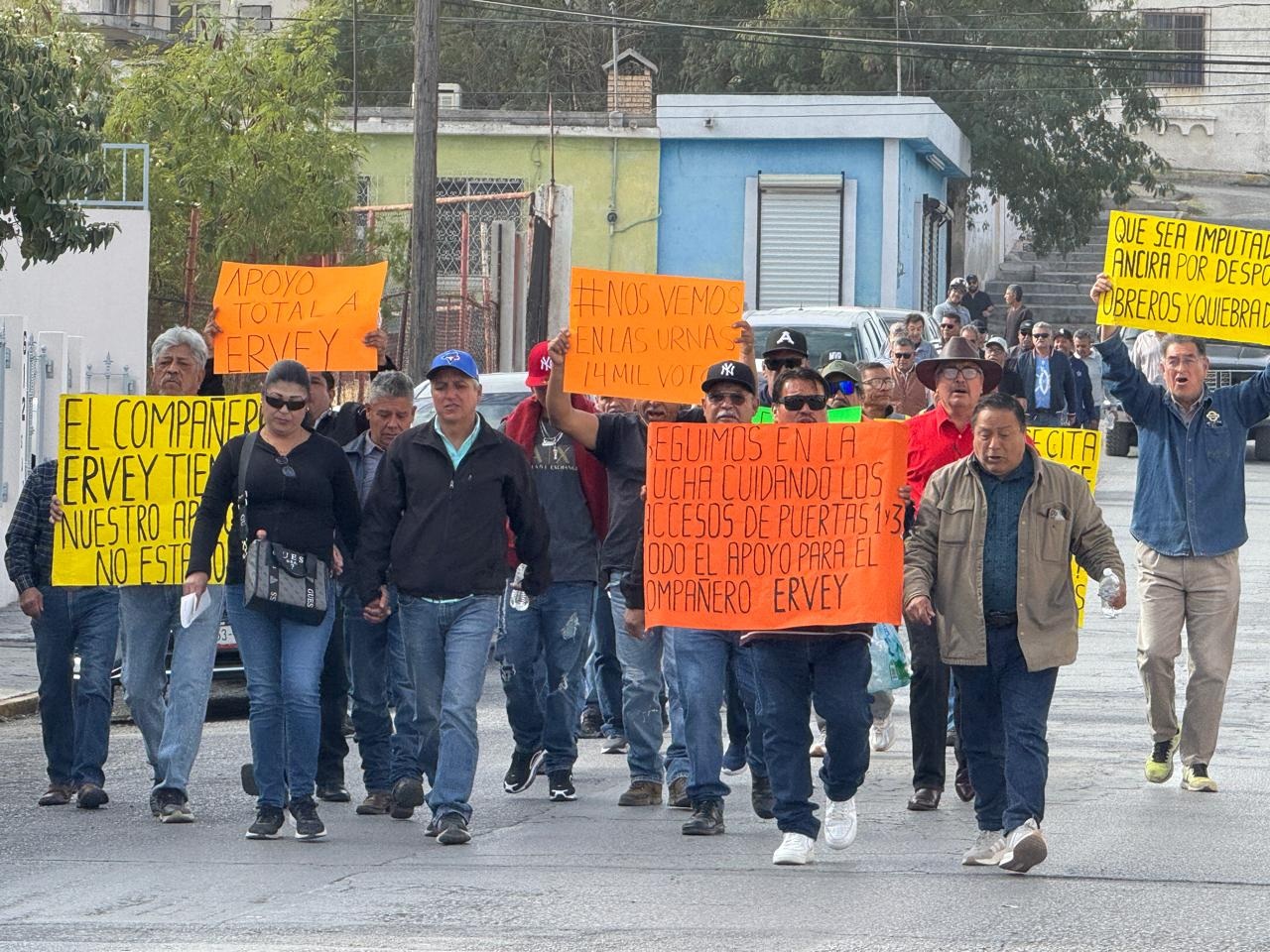 Marchan ex obreros en apoyo a dirigente