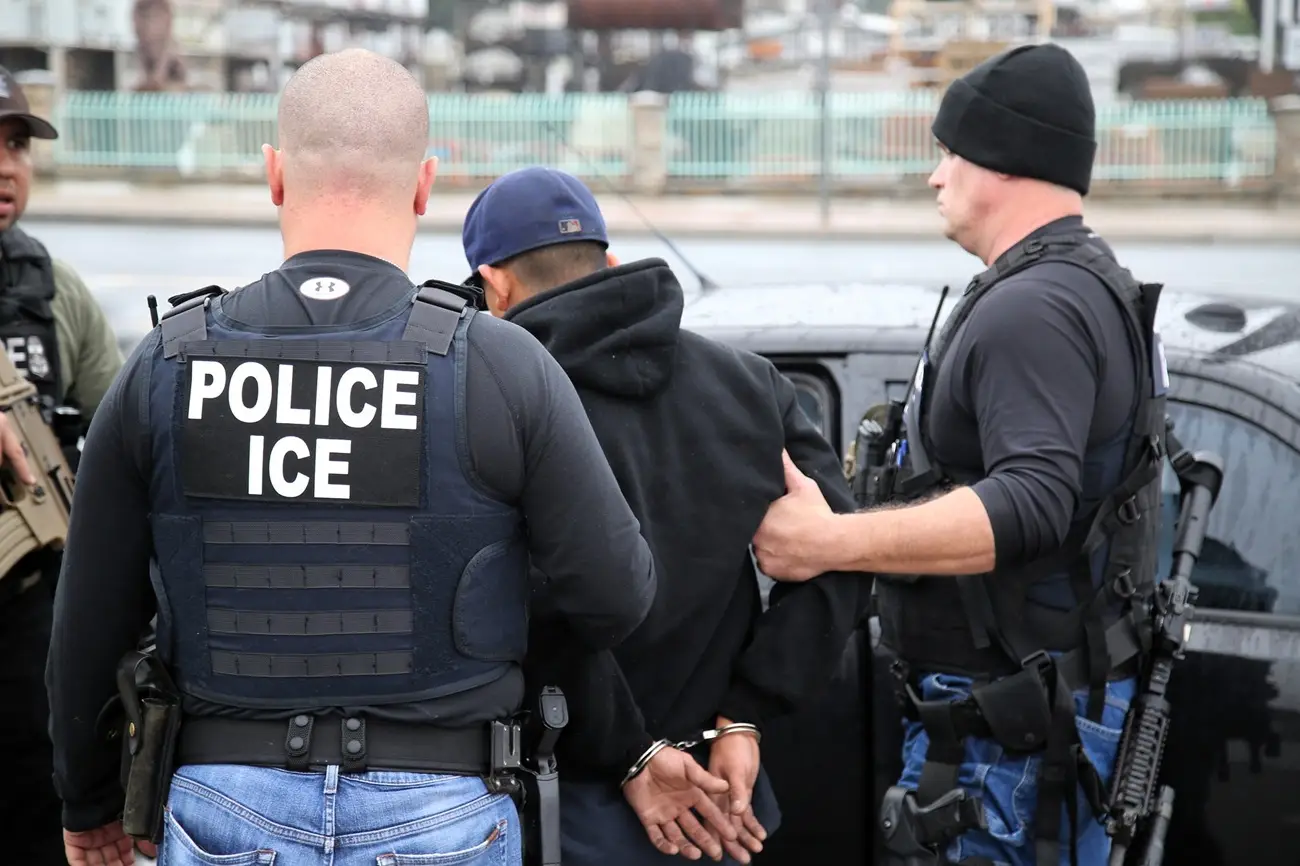 ICE detuvo a 400 mil migrantes en primer año de Trump; 86% no tenía historial criminal violento
