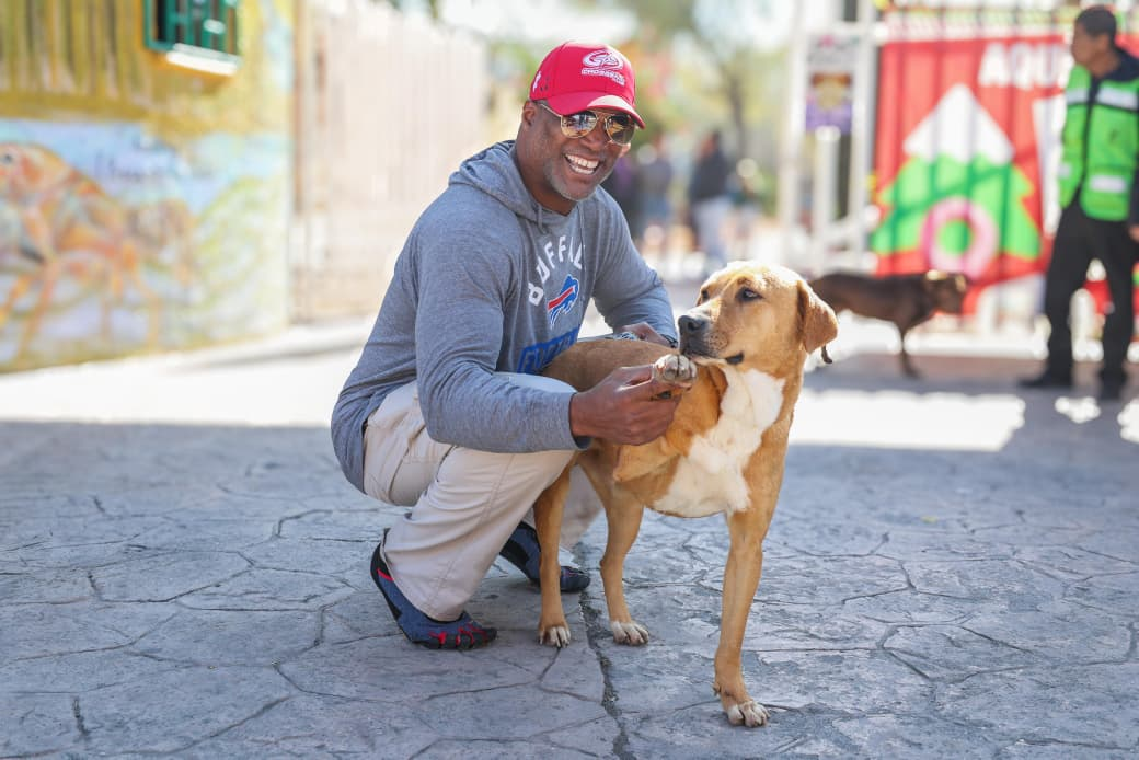 Gabe Northern adopta un perrito y reconoce labor en favor de los seres sintientes
