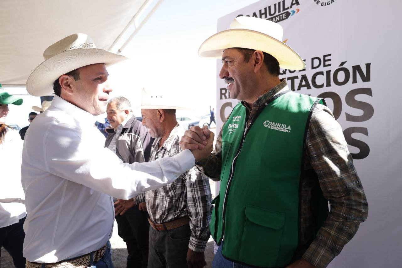 Con nueva maquinaria Parras marca momento histórico para sus caminos rurales