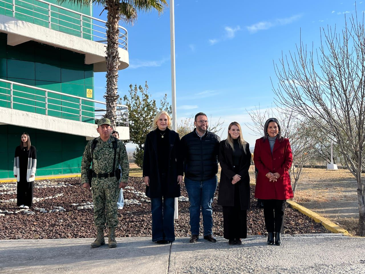 LAURA JIMÉNEZ Y 14° REGIMIENTO DE CABALLERÍA REALIZAN IZAMIENTO DE BANDERA EN EL INSTITUTO TECNOLÓGICO SUPERIOR DE MÚZQUIZ
