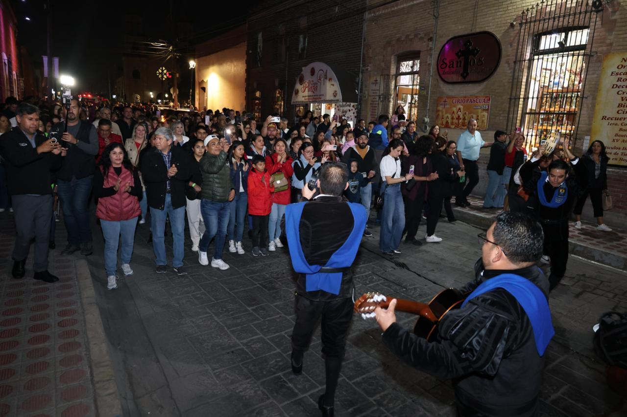 Disfrutan saltillenses la Callejoneada del Día del Amor y la Amistad