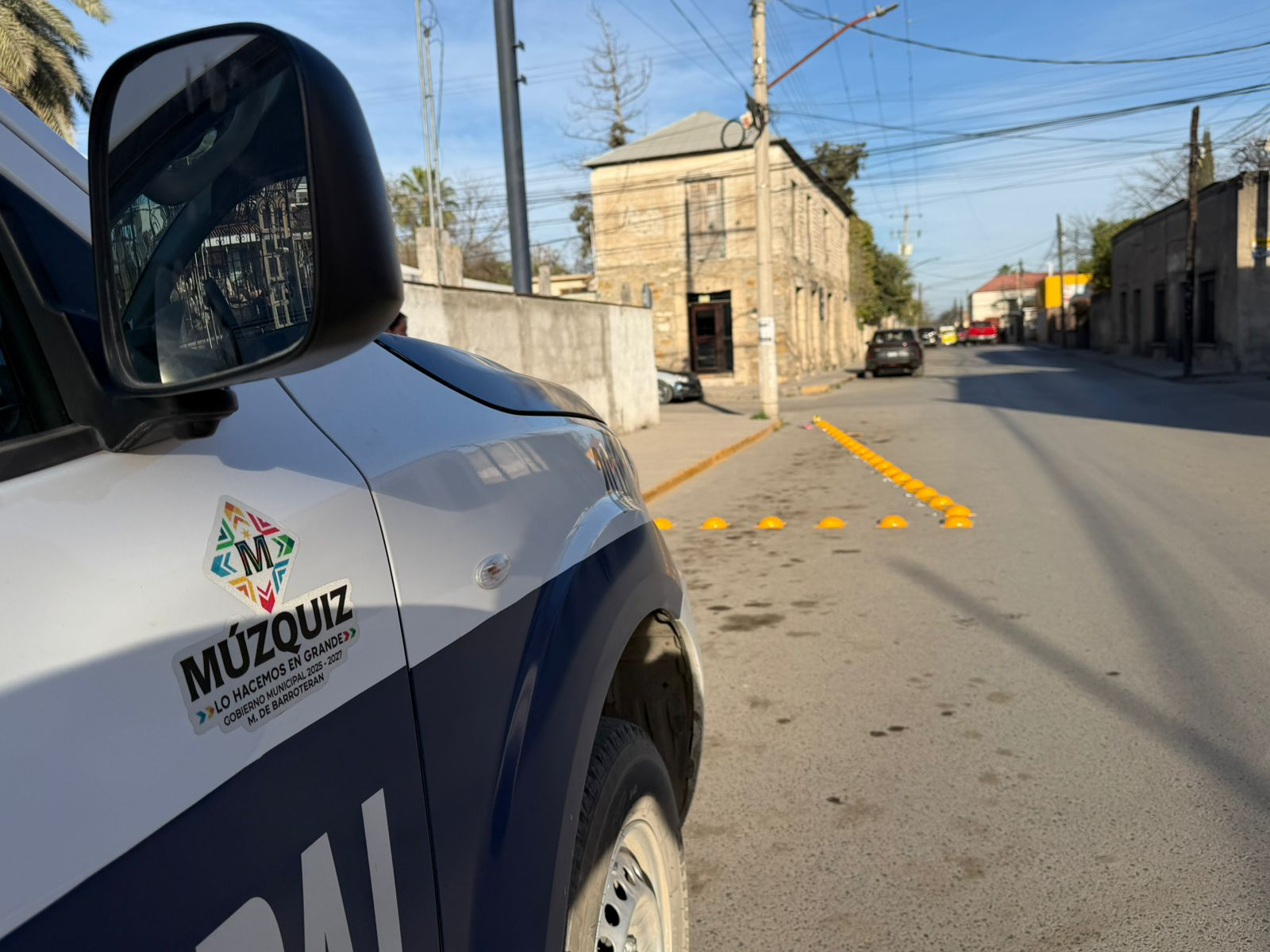 Instala Gobierno Municipal boyas preventivas para reducir accidentes en Múzquiz
