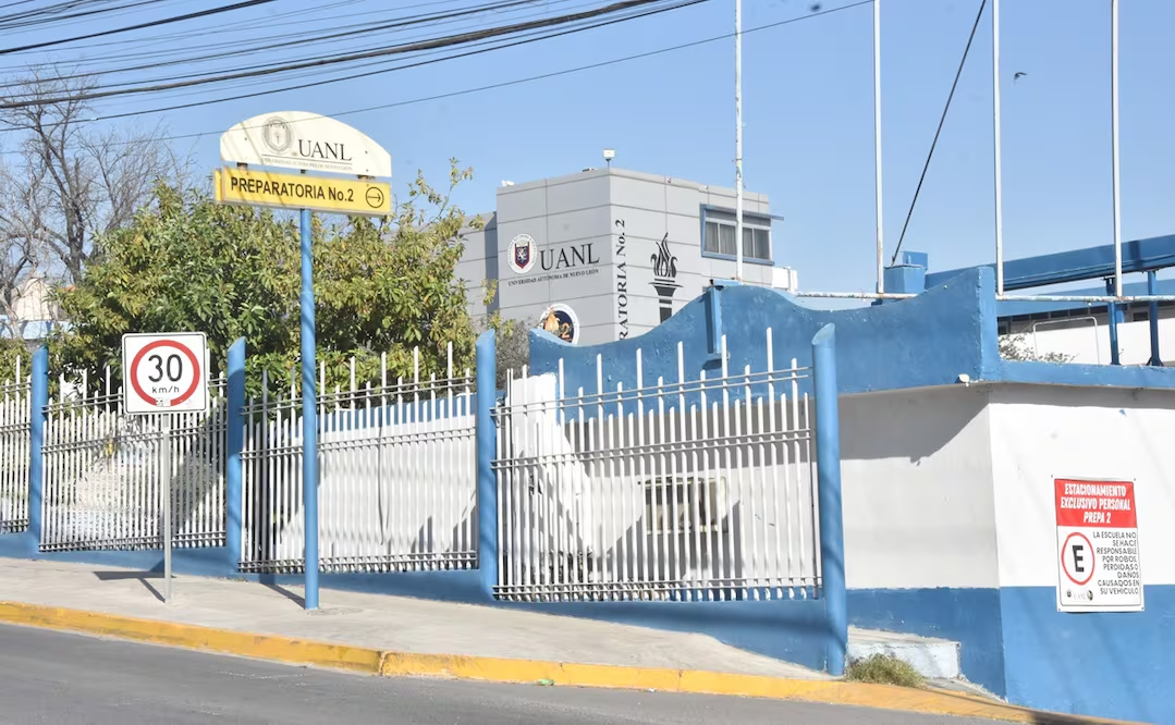 Realizan operativos por amenaz4 de balacer4s en preparatorias de la Universidad Autónoma de Nuevo León; descartan presencia de armas