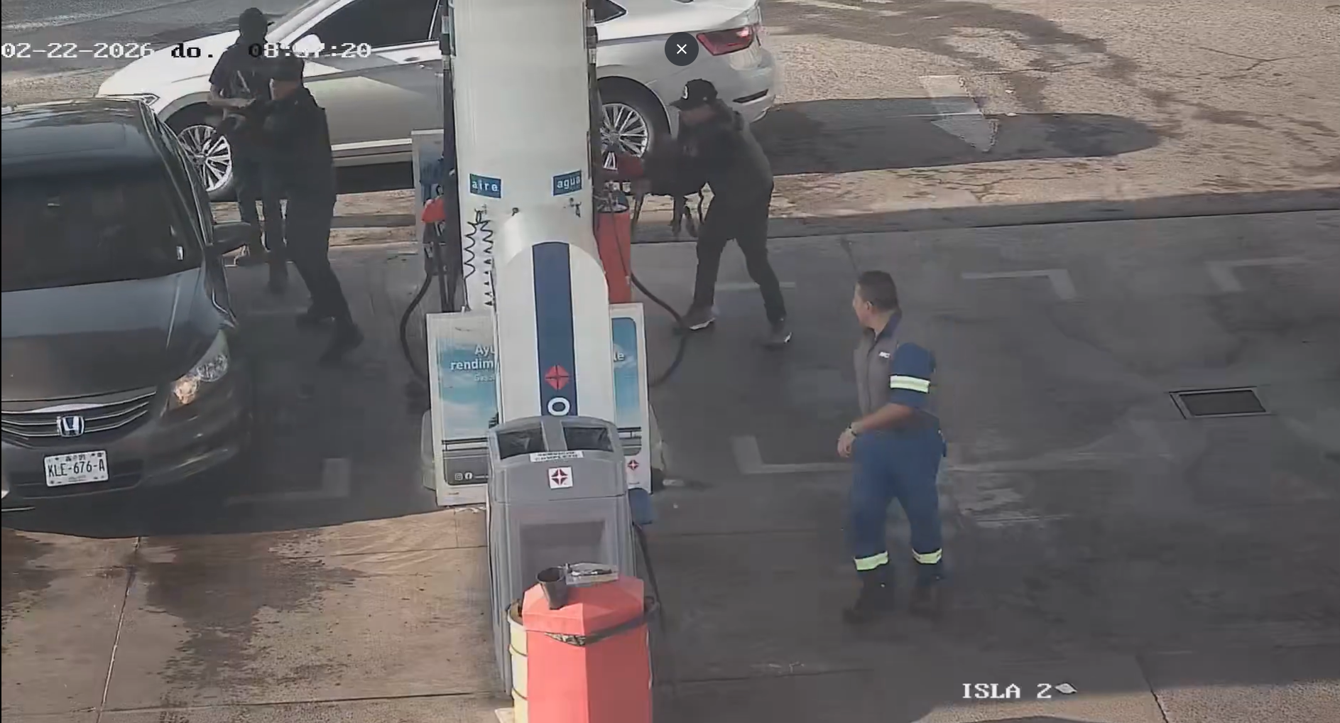 (VIDEO) Sujetos arm4dos incendian gasolinera en Guadalajara