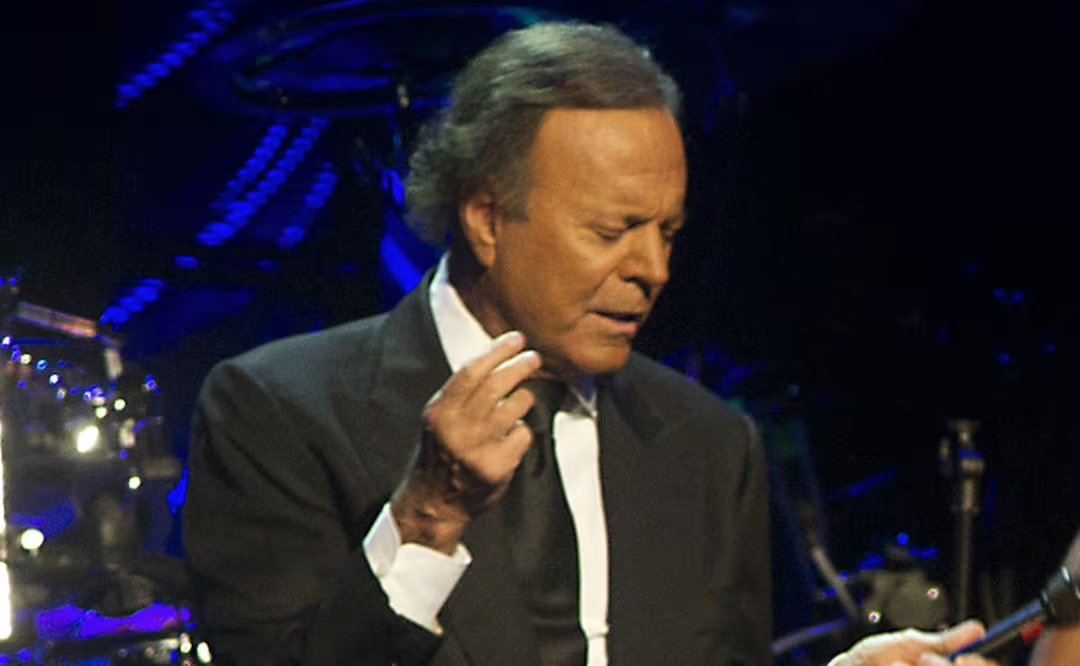 Julio Iglesias demanda a la vicepresidenta segunda del gobierno español por injurias