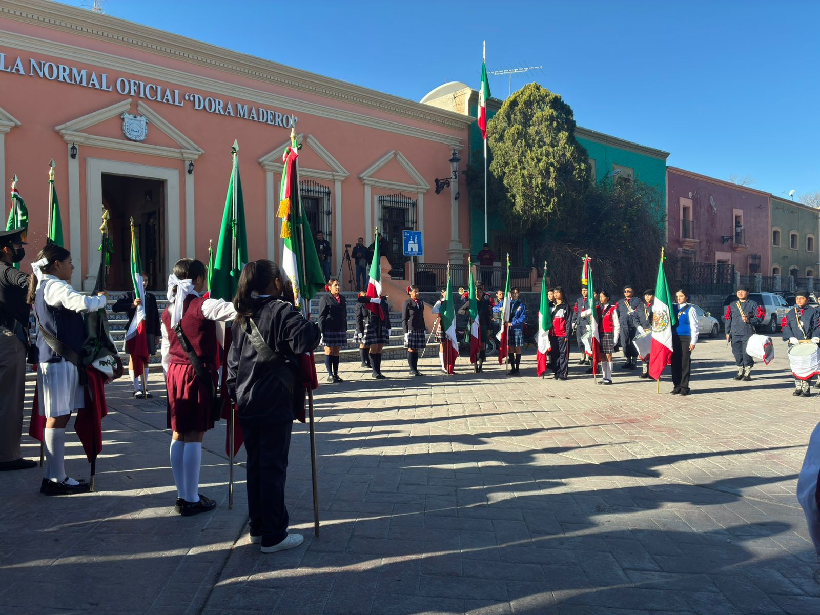Honran a la Bandera en la Normal Dora Madero
