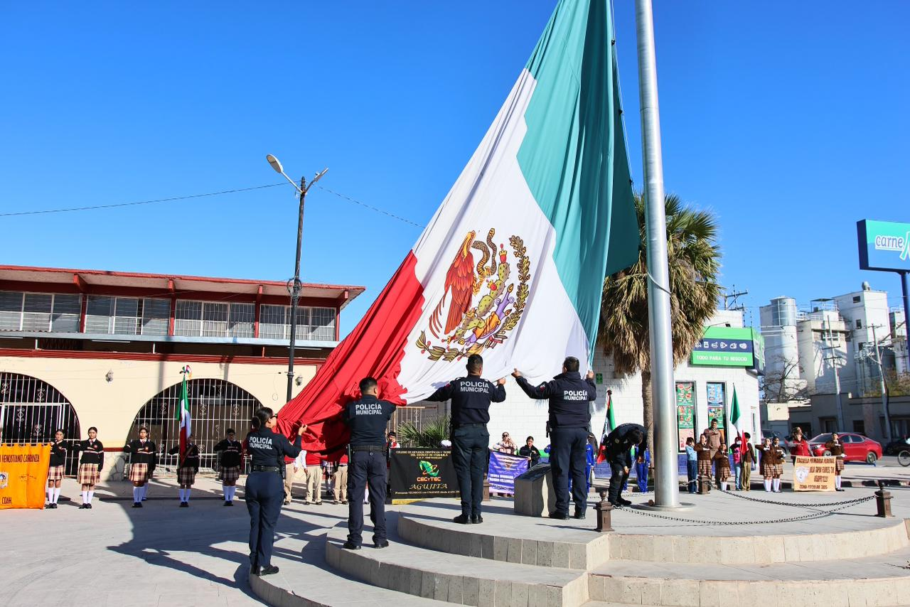 Preside Chano Díaz histórico cambio de Bandera en el marco del 24 de febrero