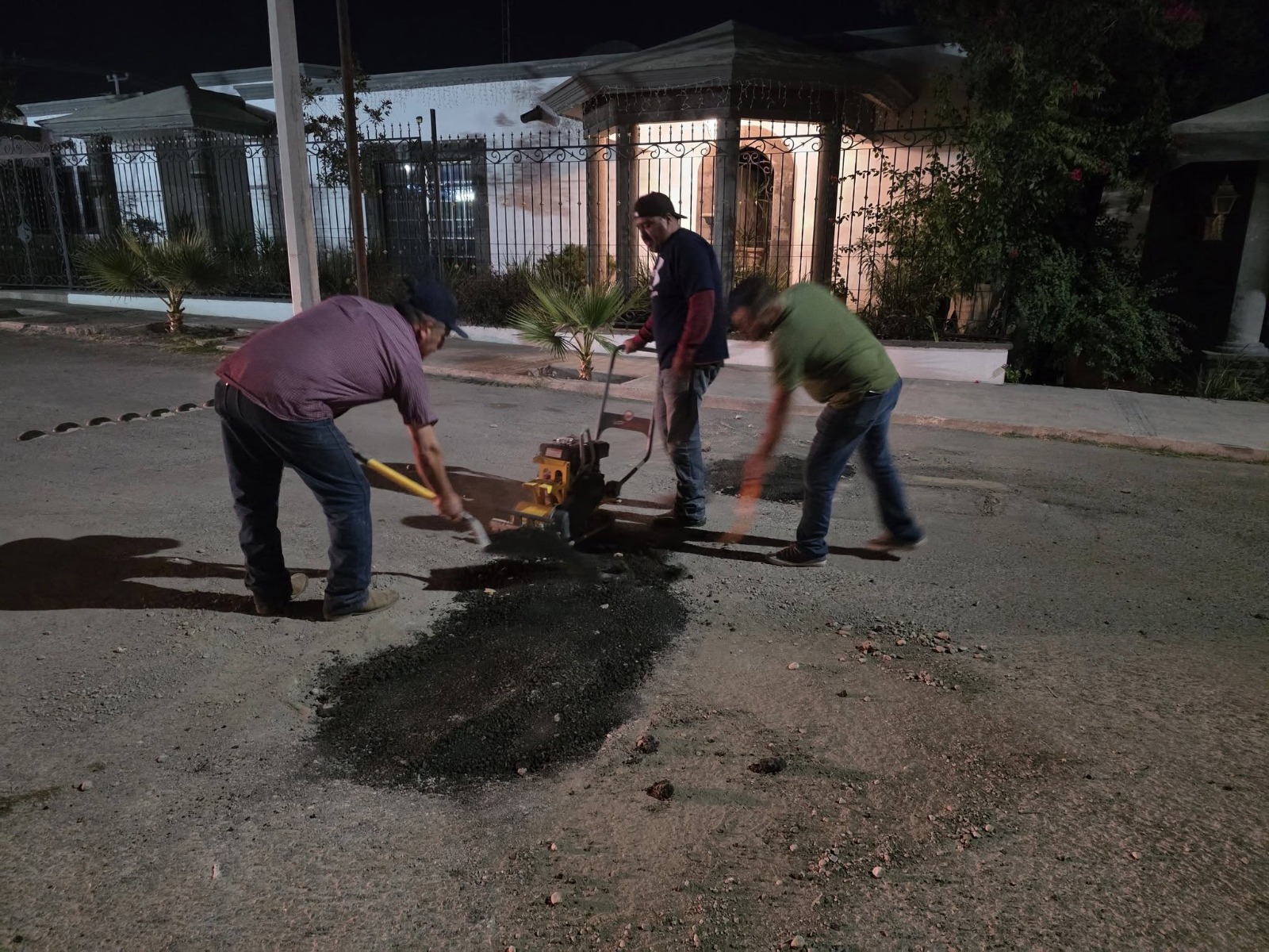 Ciudadanos tapan baches frente abandono de Ríos