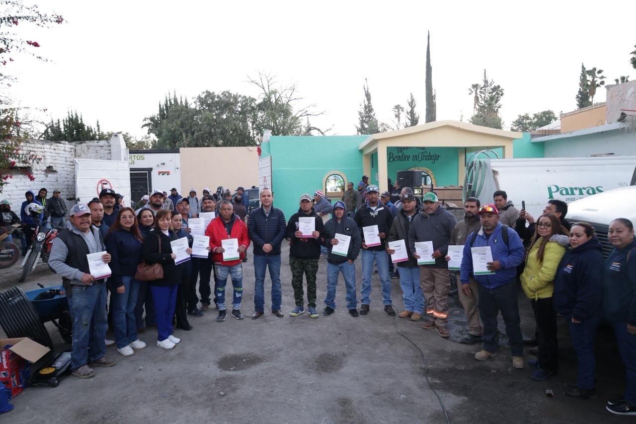 Dignifican labor del personal municipal con entrega de reconocimientos y equipo de trabajo