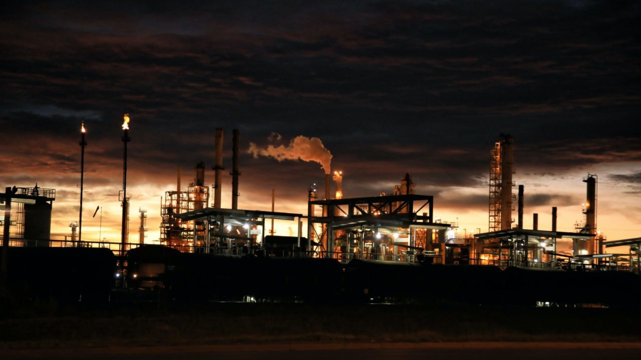 Suspende Trump sanciones petroleras para frenar alza