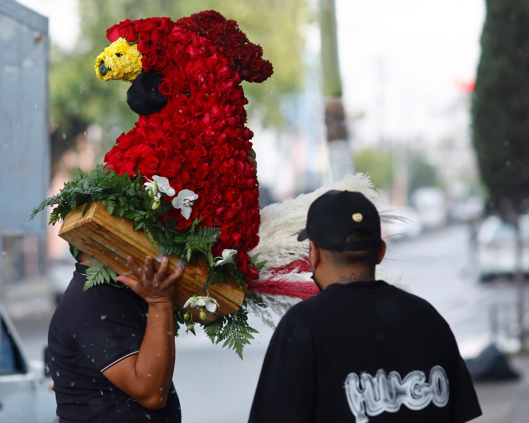 Sepultan a “El Mencho”  entre flores y militares