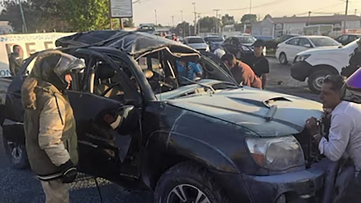 Mueren dos al explotar vehículo cerca del AIFA