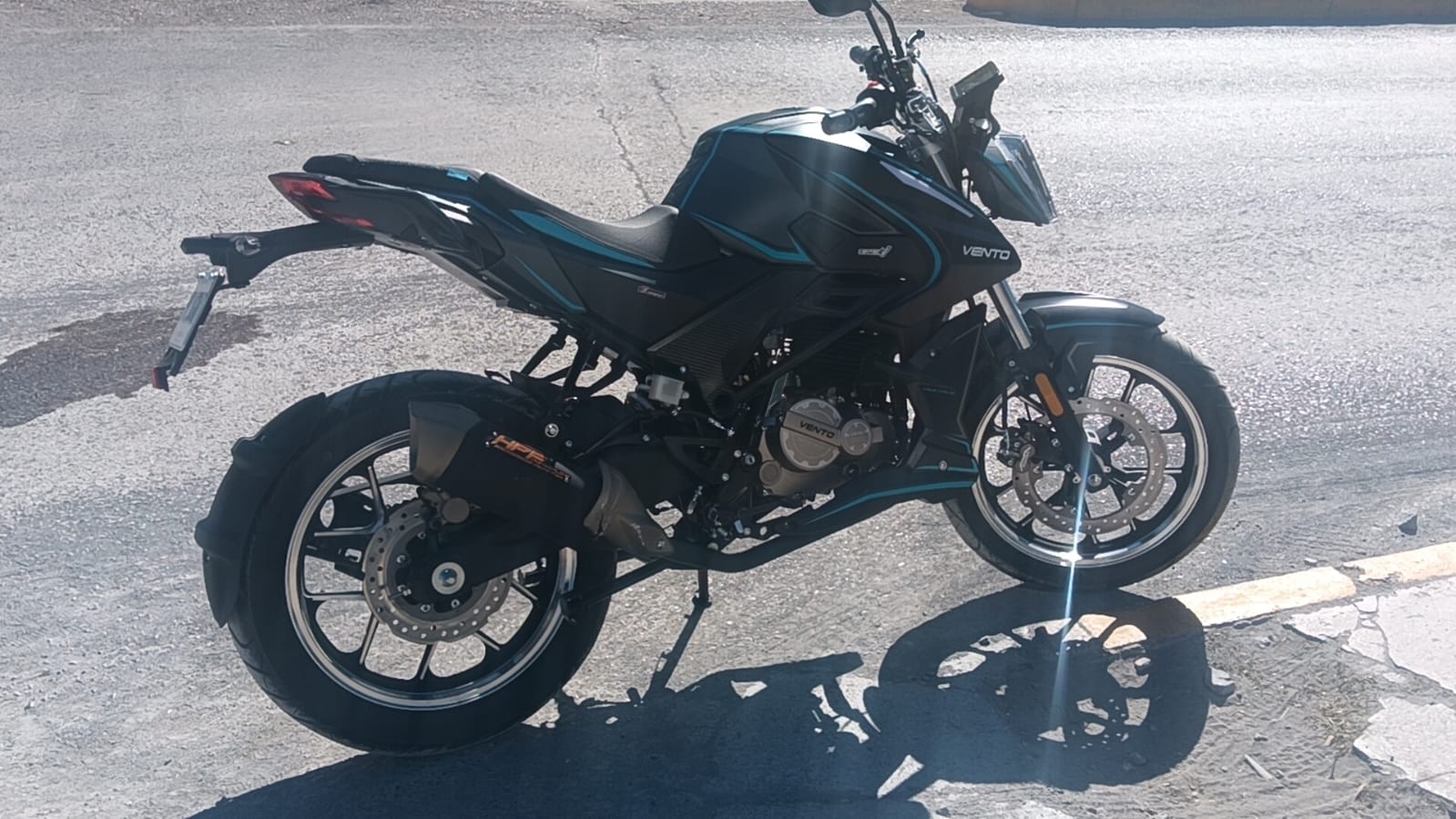 Taxista arrolla a jovencito y huye