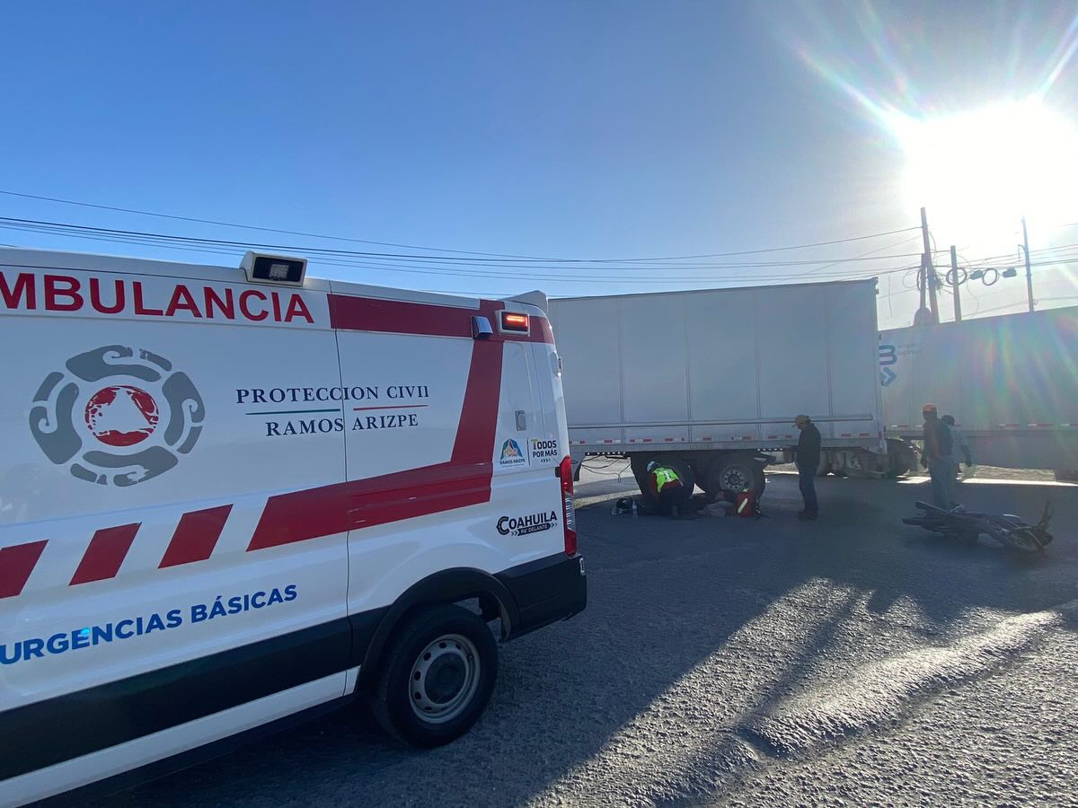 Tras chocar contra tráiler motociclista queda grave