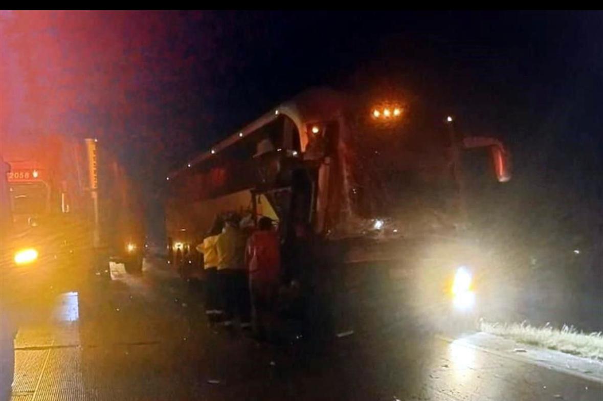 Deja choque de camión y tráiler 9 heridos en la 57