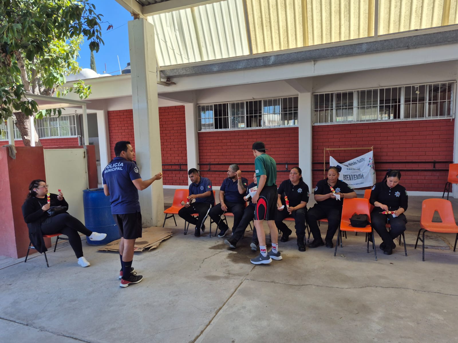 Policías conviven con alumnos del CAM