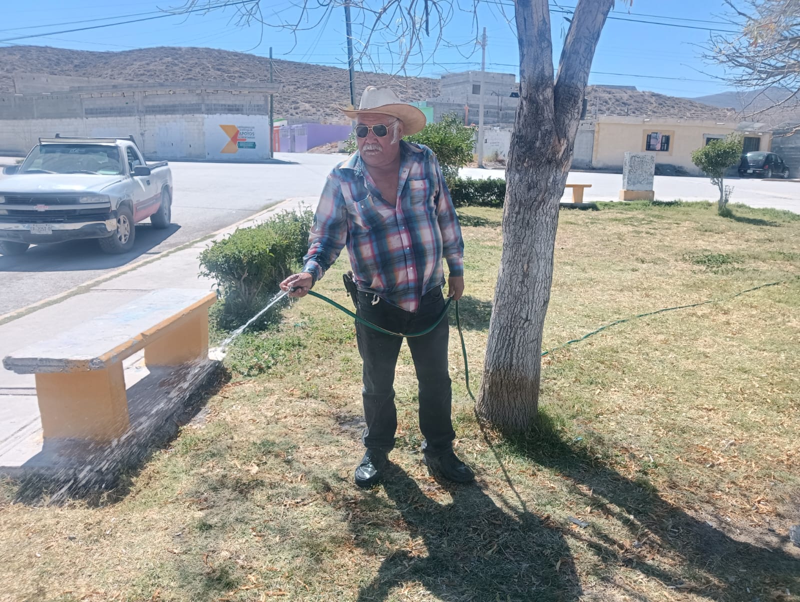 Reciben vecinos como héroe a Don Patricio