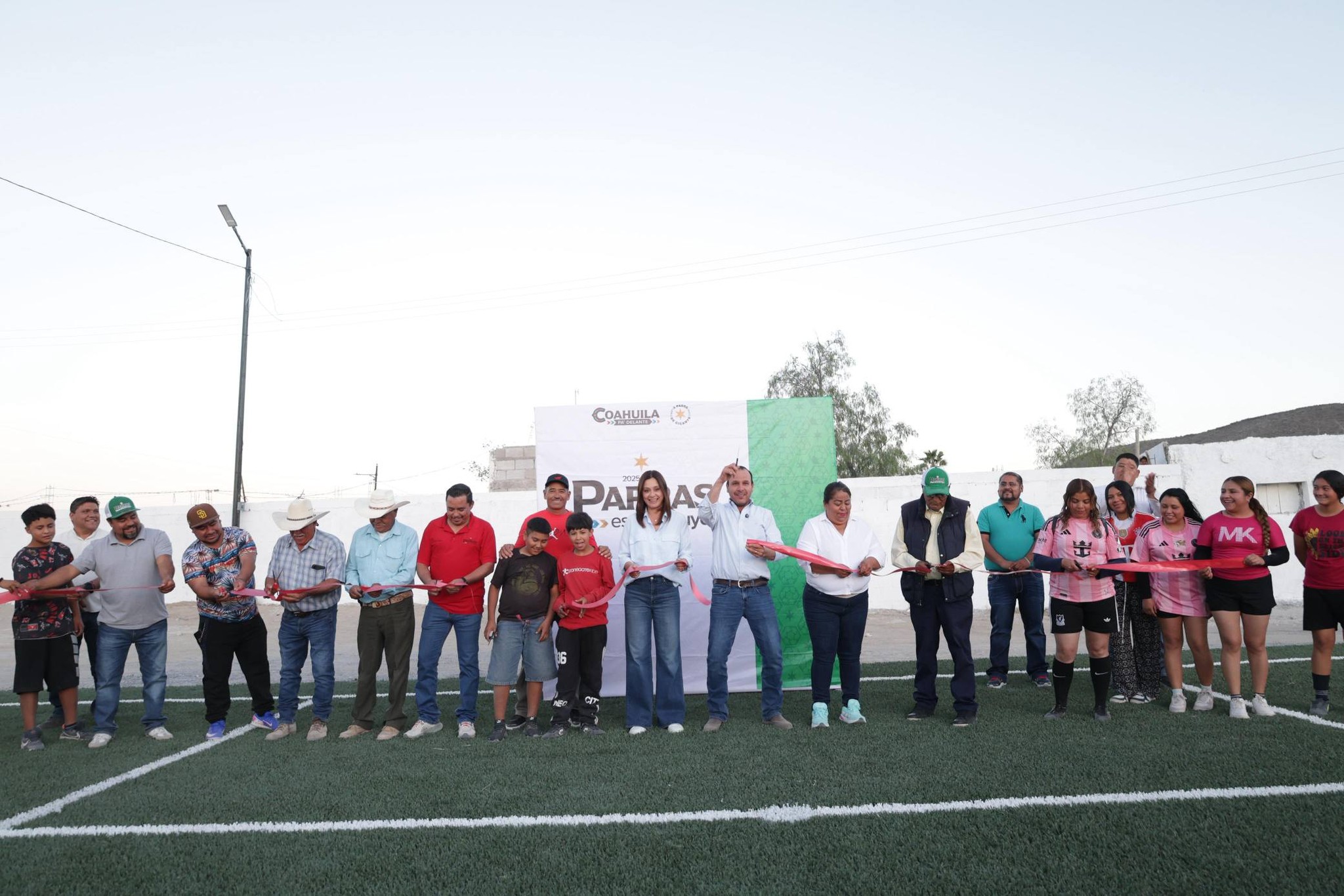 Inaugura Fernando cancha de fútbol en ejido San Francisco