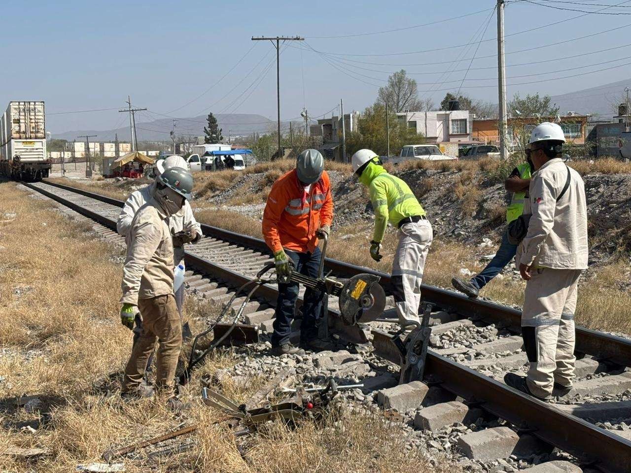 Evitan castañenses se descarrile el tren