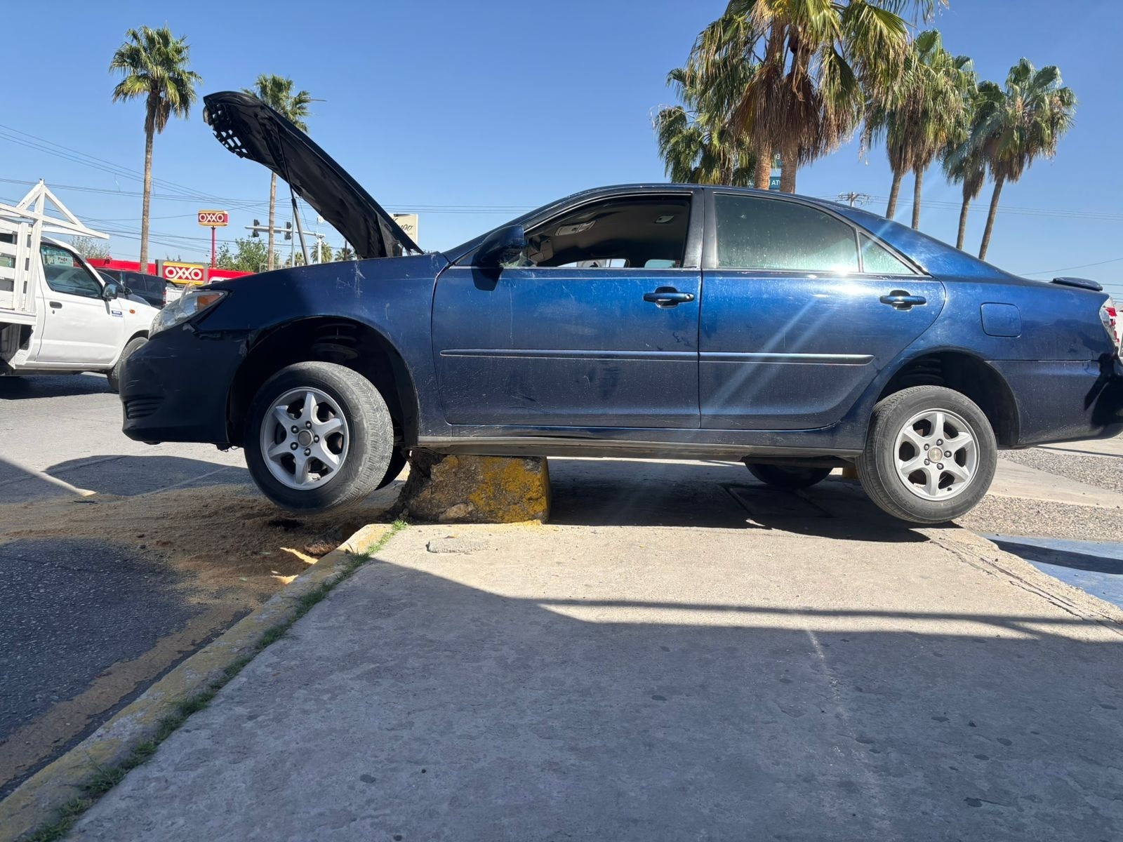 Protagoniza choque en la Plaza Santa Fe