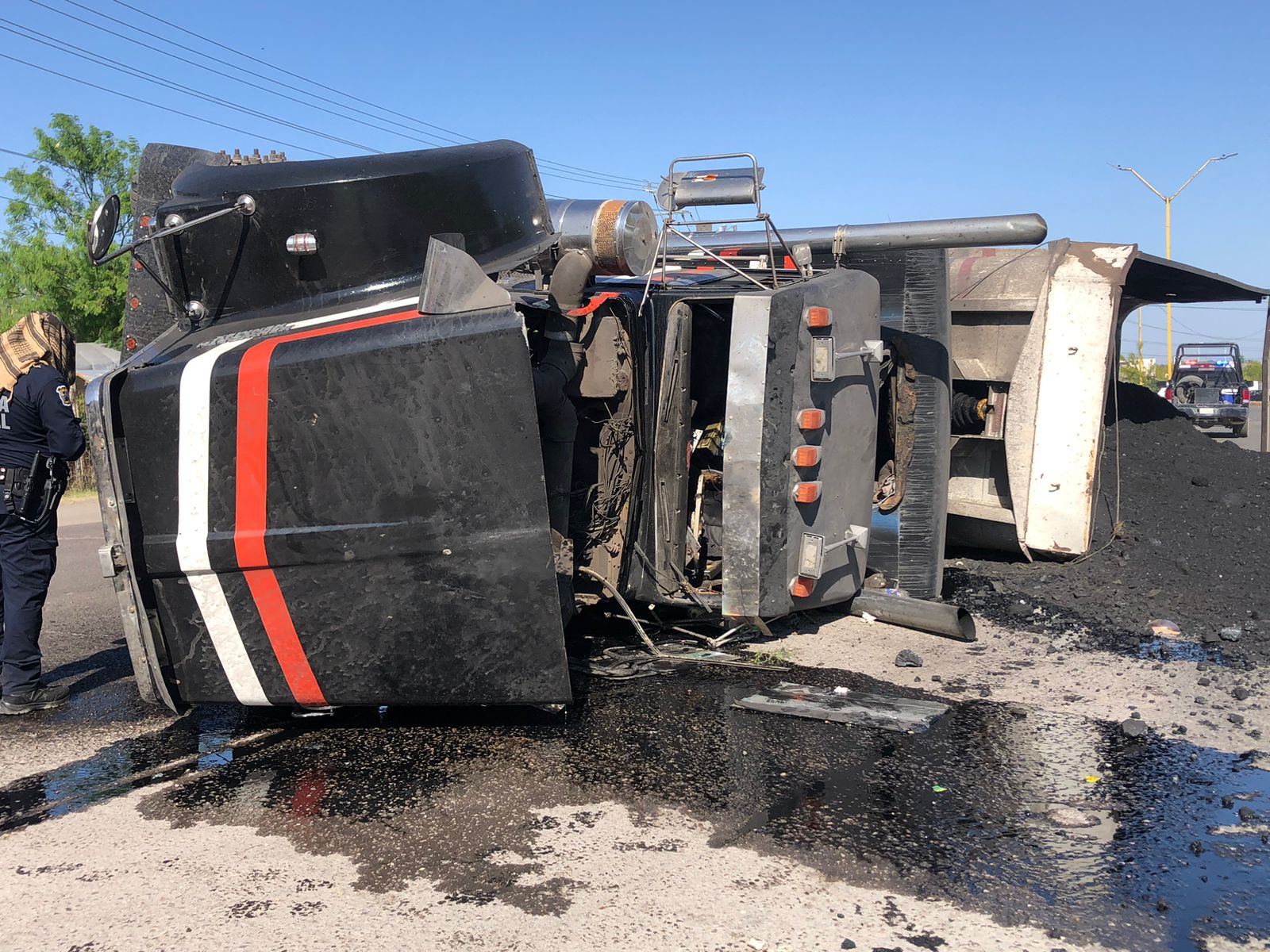 Vuelca tráiler en Paso del Coyote; 2 heridos