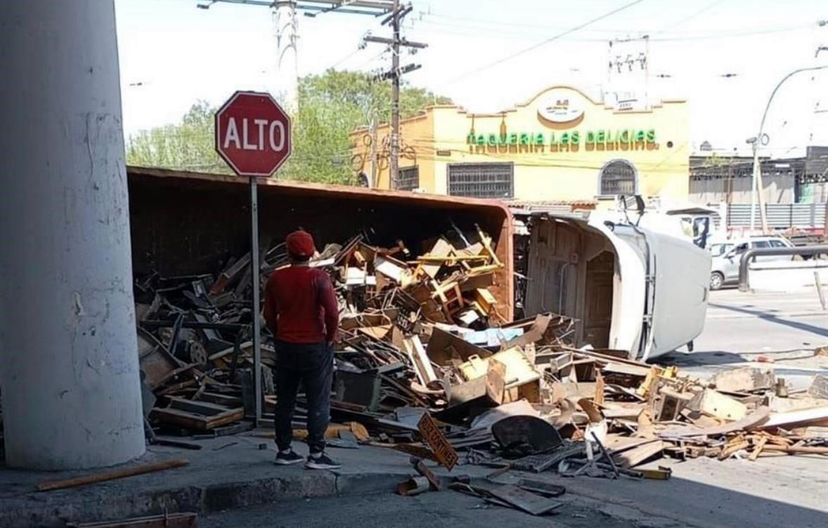 Vuelca trailero monclovense en Monterrey; riega la carga