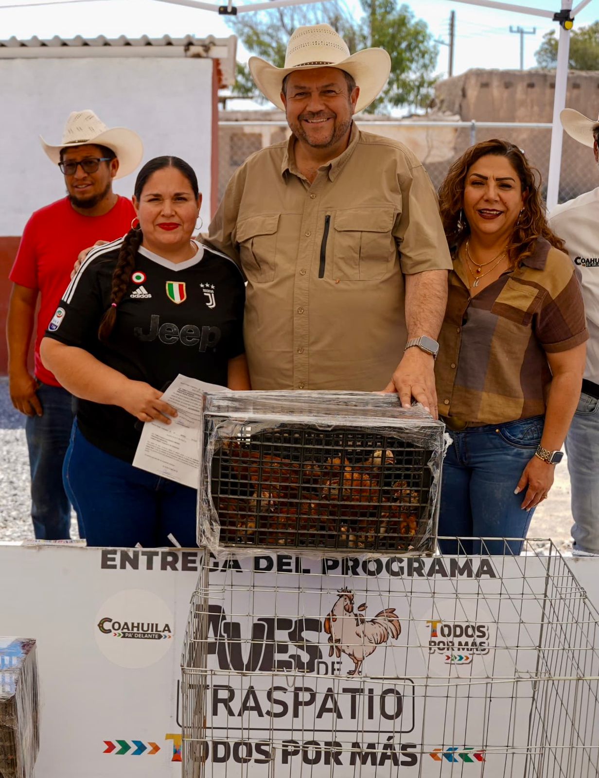 Entregan aves de traspatio impulsando economía rural