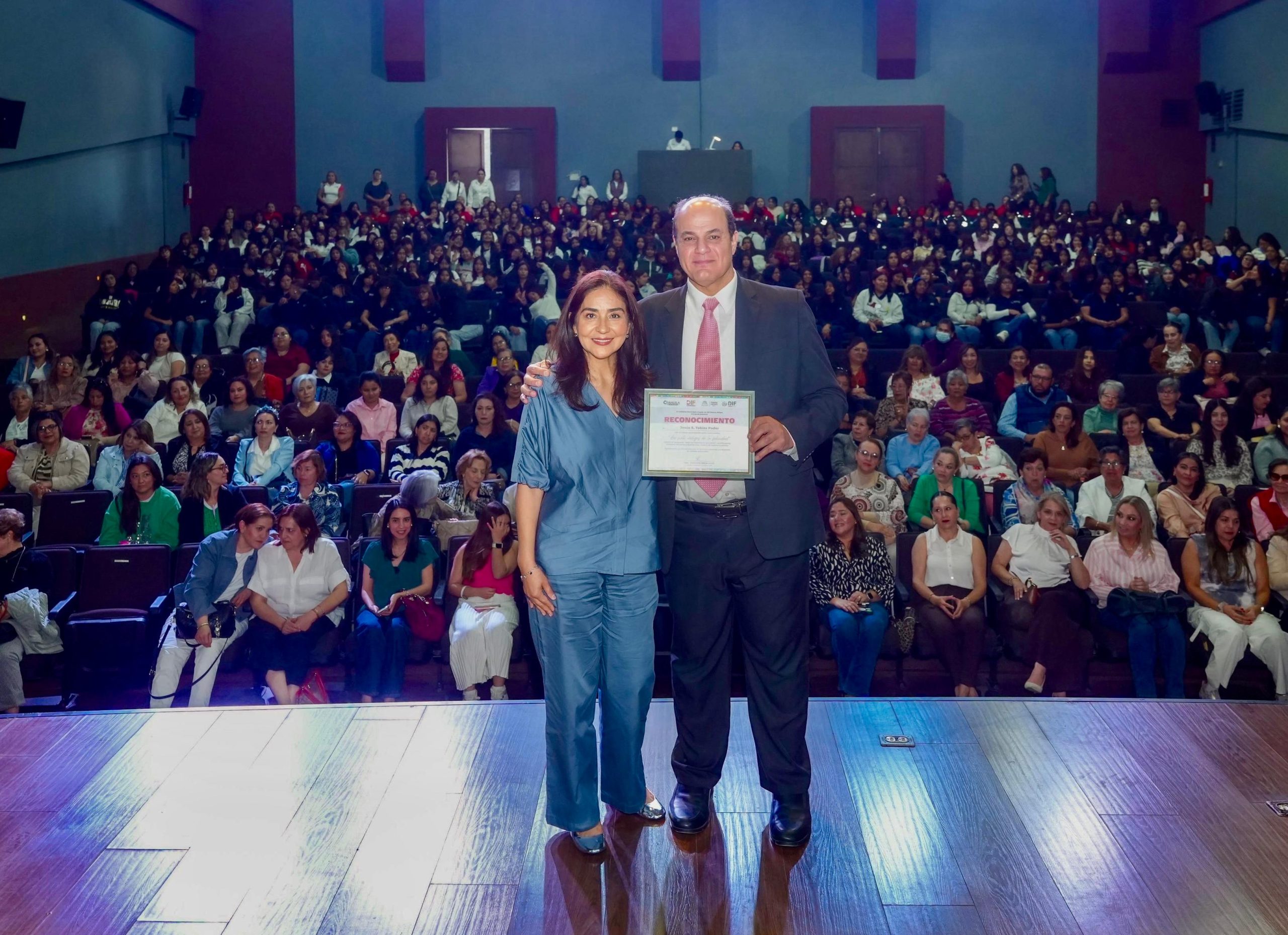 Asisten 500 mujeres a conferencia “Los siete códigos de la felicidad”