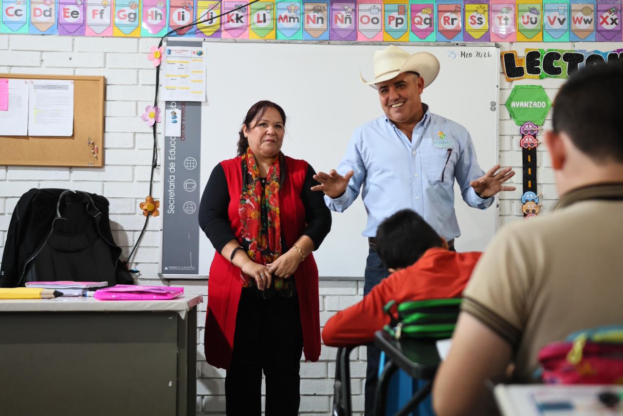 Refuerza Chano Díaz educación con más equipo e infraestructura